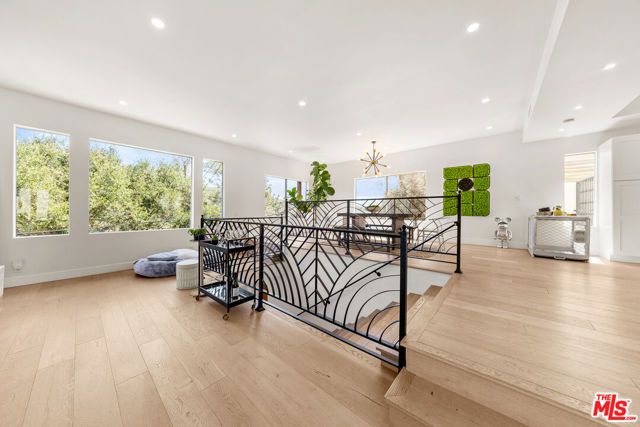 2927 Park Center Drive, Los Angeles, CA 90068