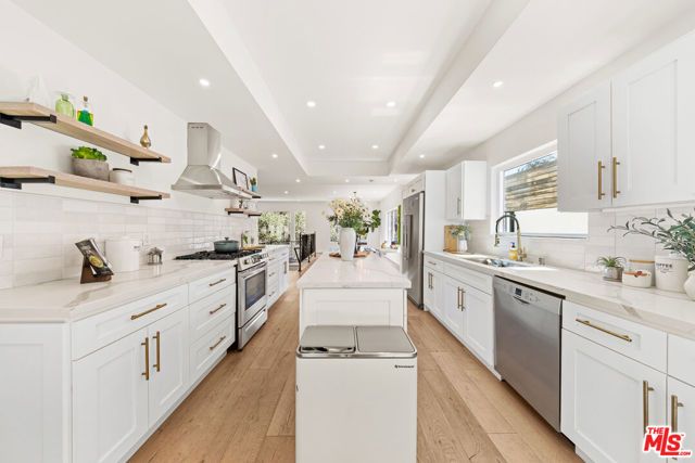 2927 Park Center Drive, Los Angeles, CA 90068