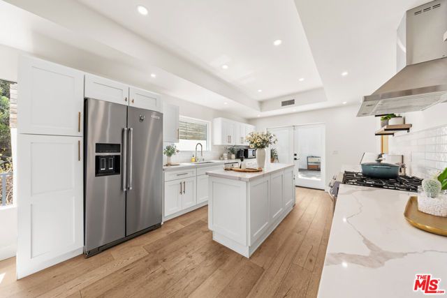 2927 Park Center Drive, Los Angeles, CA 90068
