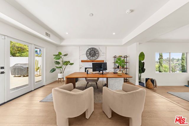 2927 Park Center Drive, Los Angeles, CA 90068