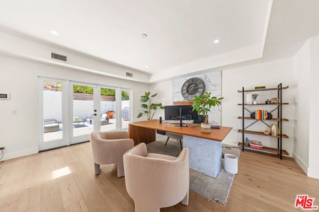 2927 Park Center Drive, Los Angeles, CA 90068