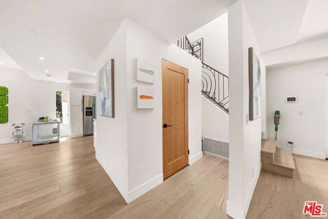 2927 Park Center Drive, Los Angeles, CA 90068