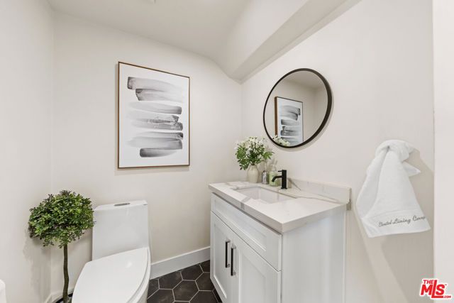 2927 Park Center Drive, Los Angeles, CA 90068