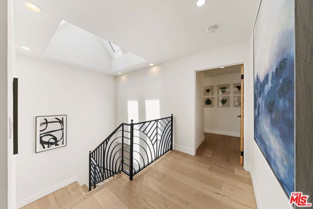 2927 Park Center Drive, Los Angeles, CA 90068