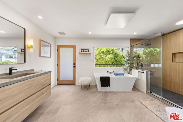2927 Park Center Drive, Los Angeles, CA 90068