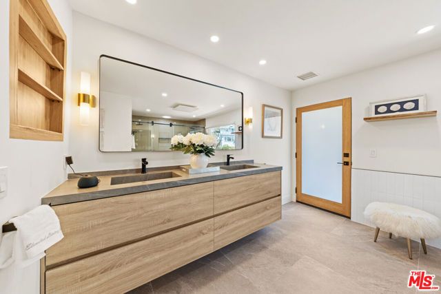 2927 Park Center Drive, Los Angeles, CA 90068