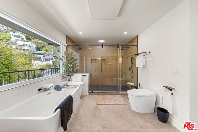 2927 Park Center Drive, Los Angeles, CA 90068