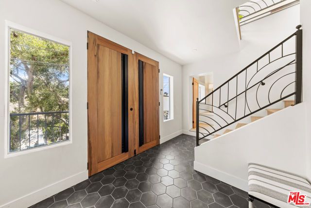 2927 Park Center Drive, Los Angeles, CA 90068