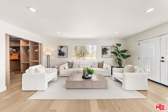 2927 Park Center Drive, Los Angeles, CA 90068