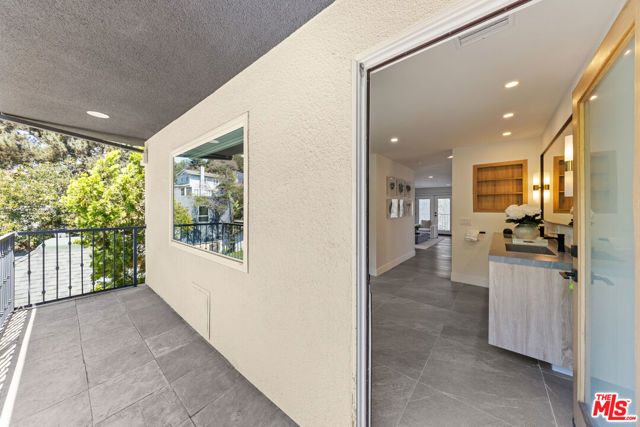 2927 Park Center Drive, Los Angeles, CA 90068