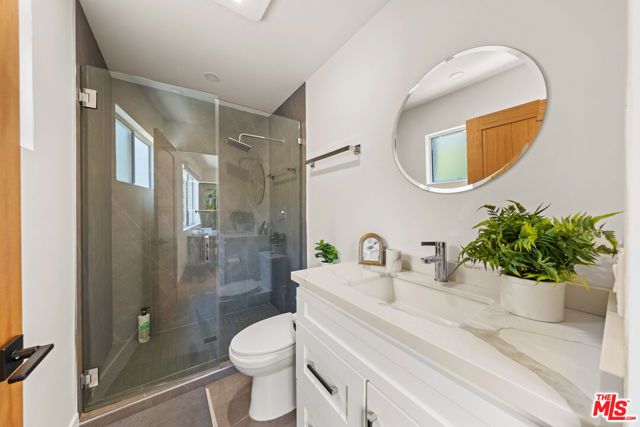2927 Park Center Drive, Los Angeles, CA 90068