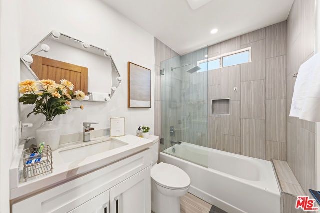 2927 Park Center Drive, Los Angeles, CA 90068