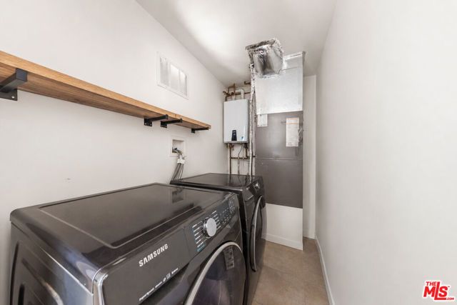 2927 Park Center Drive, Los Angeles, CA 90068