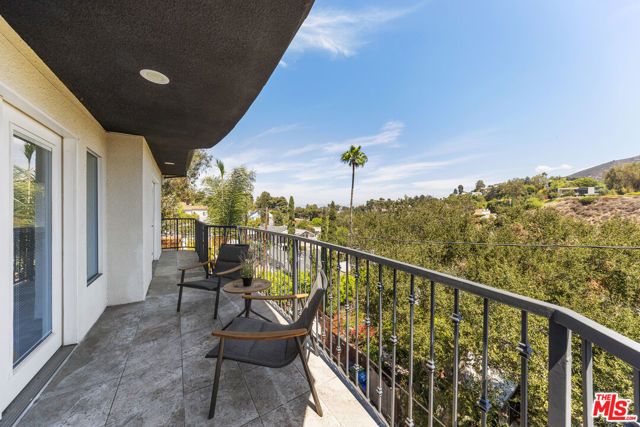 2927 Park Center Drive, Los Angeles, CA 90068