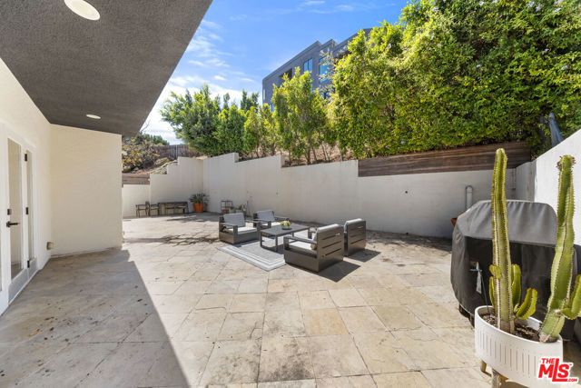 2927 Park Center Drive, Los Angeles, CA 90068