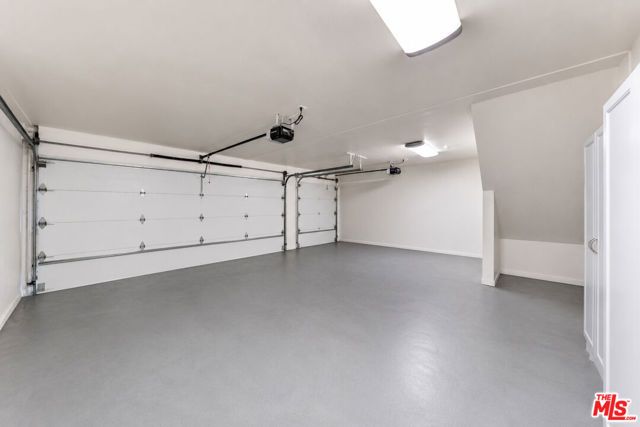 2927 Park Center Drive, Los Angeles, CA 90068