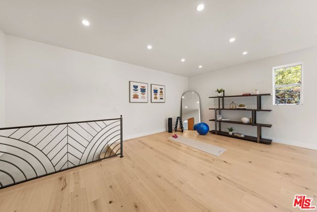 2927 Park Center Drive, Los Angeles, CA 90068