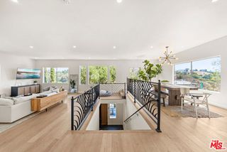 2927 Park Center Drive, Los Angeles, CA 90068