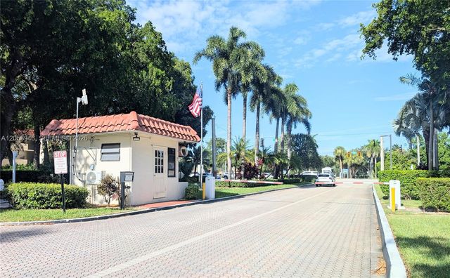 820 S Hollybrook Dr 303, Pembroke Pines, FL 33025