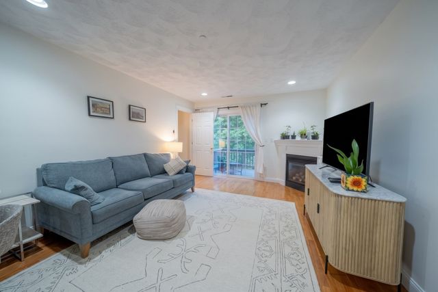 10 Cunningham Ln 104, Billerica, MA 01821