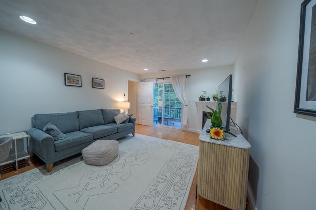 10 Cunningham Ln 104, Billerica, MA 01821