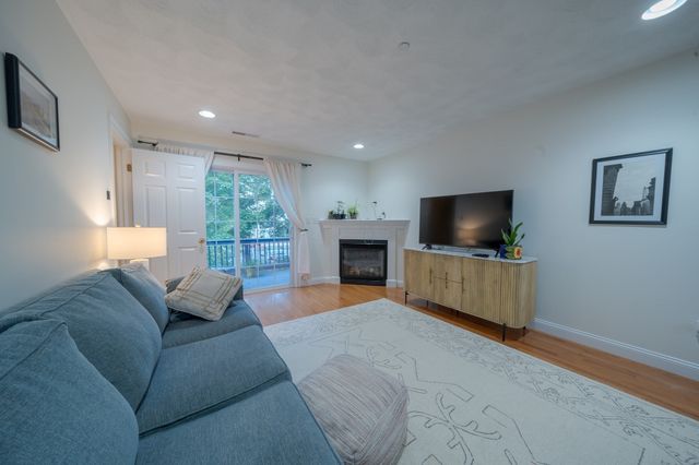 10 Cunningham Ln 104, Billerica, MA 01821