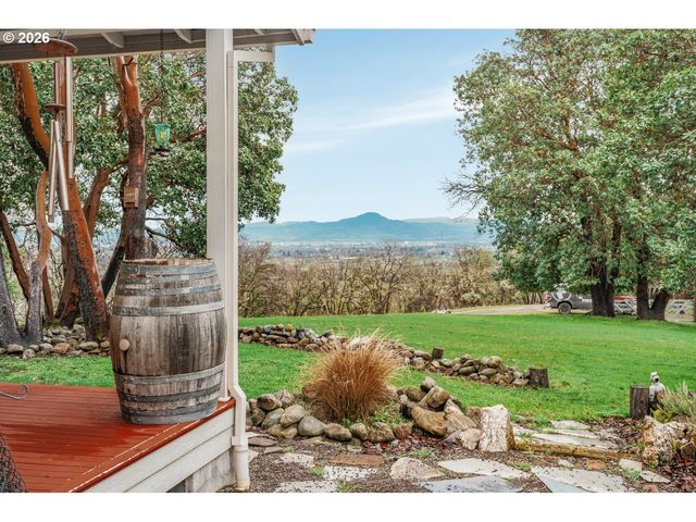 5655 TAMARACK Ln, Central Point, OR 97502