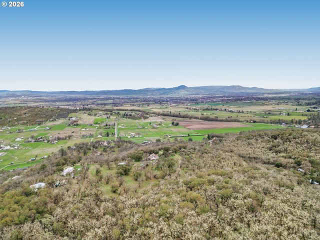 5655 TAMARACK Ln, Central Point, OR 97502