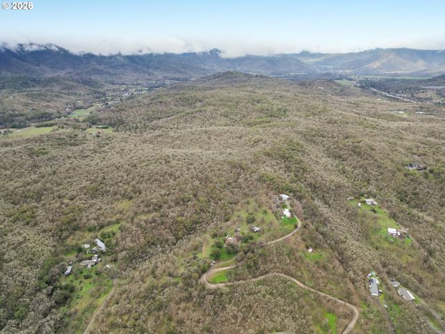 5655 TAMARACK Ln, Central Point, OR 97502