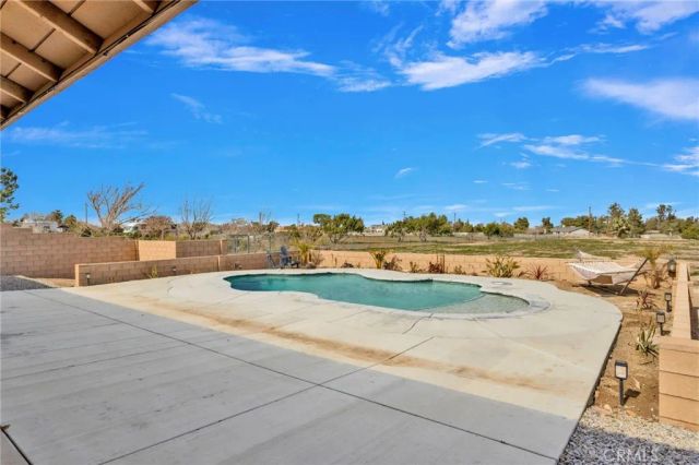 12290 Larch Road, Oak Hills, CA 92344