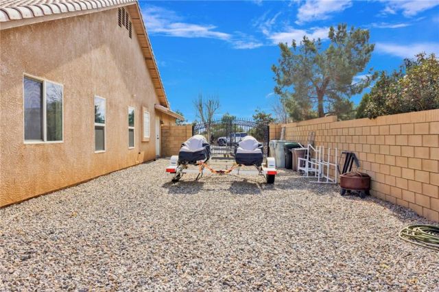 12290 Larch Road, Oak Hills, CA 92344