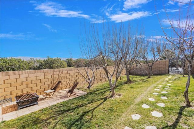 12290 Larch Road, Oak Hills, CA 92344