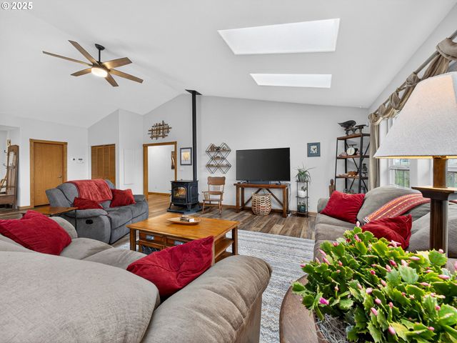 12345 S FOX Rd, Molalla, OR 97038