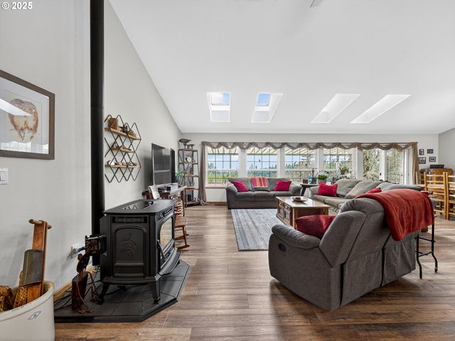 12345 S FOX Rd, Molalla, OR 97038