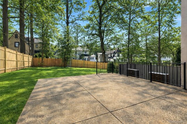 18 Lakeside Drive, New Rochelle, NY 10801