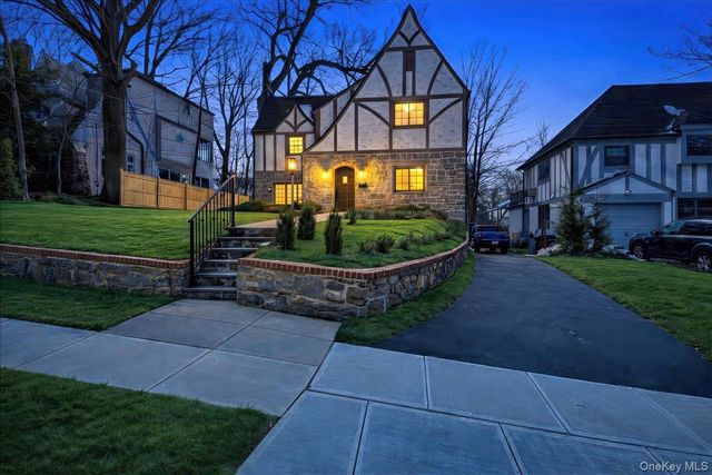 18 Lakeside Drive, New Rochelle, NY 10801