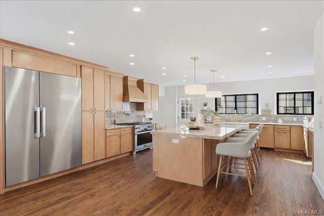 18 Lakeside Drive, New Rochelle, NY 10801