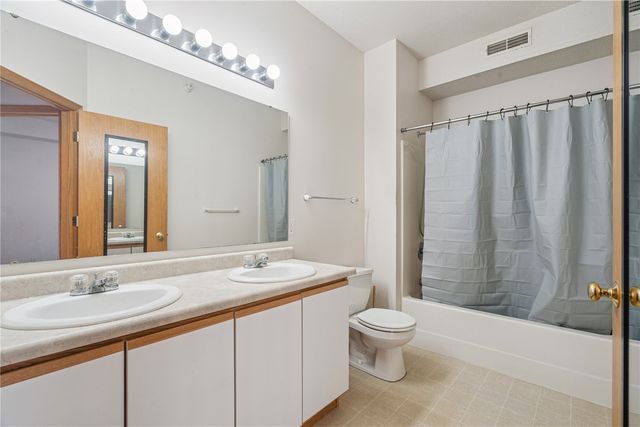 3036 Center Point Rd 203, Cedar Rapids, IA 52402