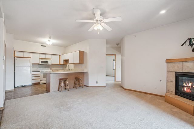 3036 Center Point Rd 203, Cedar Rapids, IA 52402