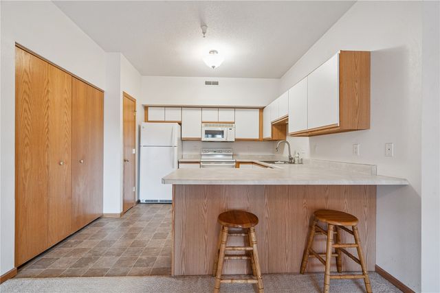 3036 Center Point Rd 203, Cedar Rapids, IA 52402