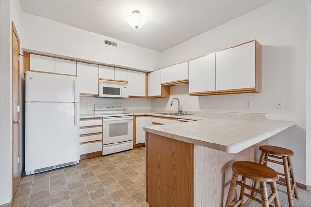 3036 Center Point Rd 203, Cedar Rapids, IA 52402