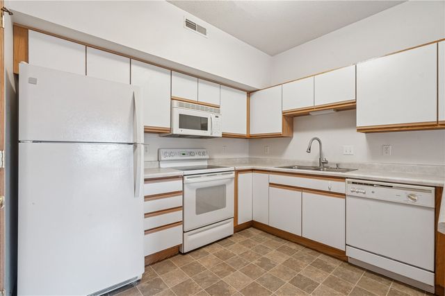 3036 Center Point Rd 203, Cedar Rapids, IA 52402