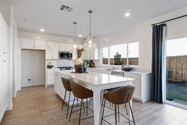 1059 Springtime Avenue, Clovis, CA 93619