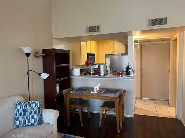 5325 Newcastle 330, Encino, CA 91316