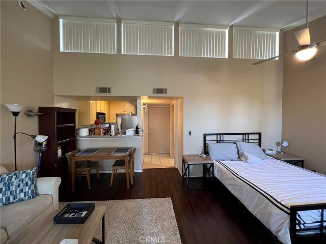 5325 Newcastle 330, Encino, CA 91316