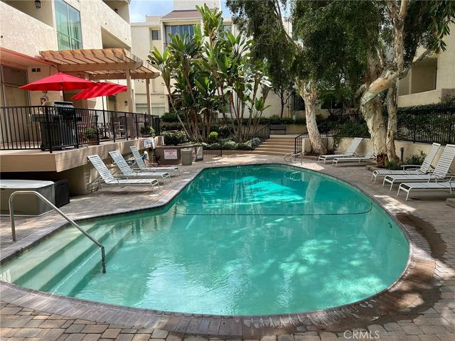 5325 Newcastle 330, Encino, CA 91316