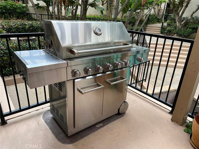 5325 Newcastle 330, Encino, CA 91316