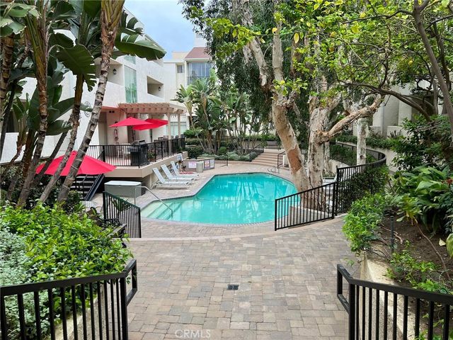 5325 Newcastle 330, Encino, CA 91316