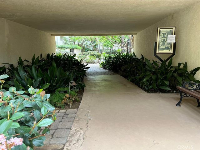 5325 Newcastle 330, Encino, CA 91316