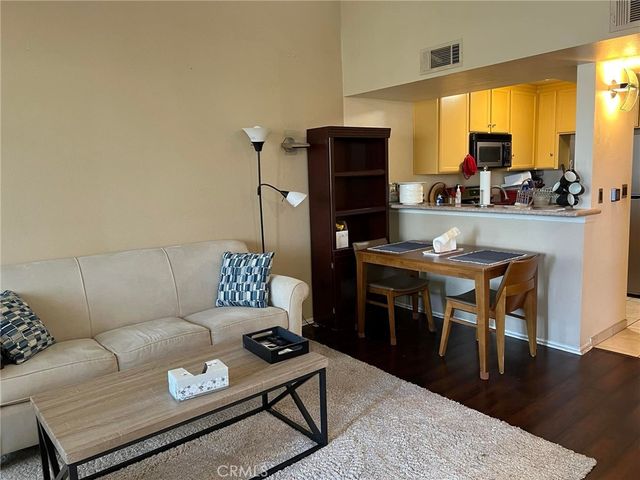 5325 Newcastle 330, Encino, CA 91316